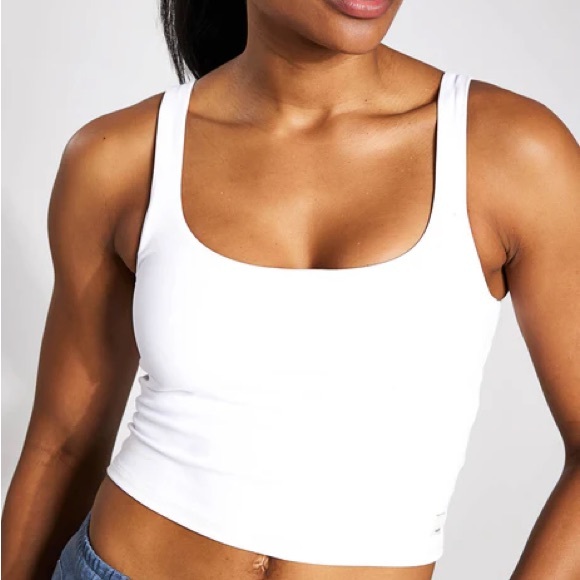 Vuori Tops - vuori women’s daily crop in white (no pads)